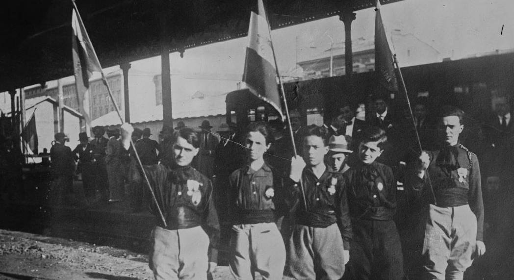 Membre du mouvement fasciste avec leur drapeau, Agence Rol, 1922 - source : Gallica-BnF
