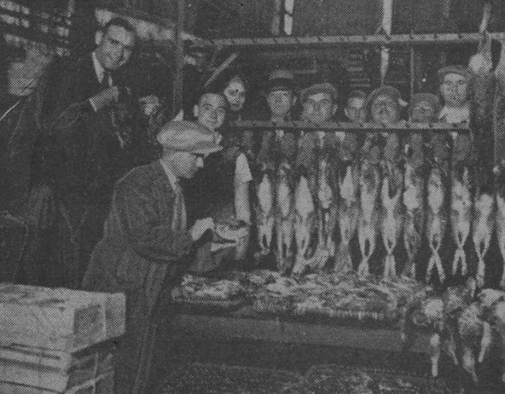 Un étal de gibier au marché des Halles, Paris-Soir, 1932 - source : RetroNews-BnF