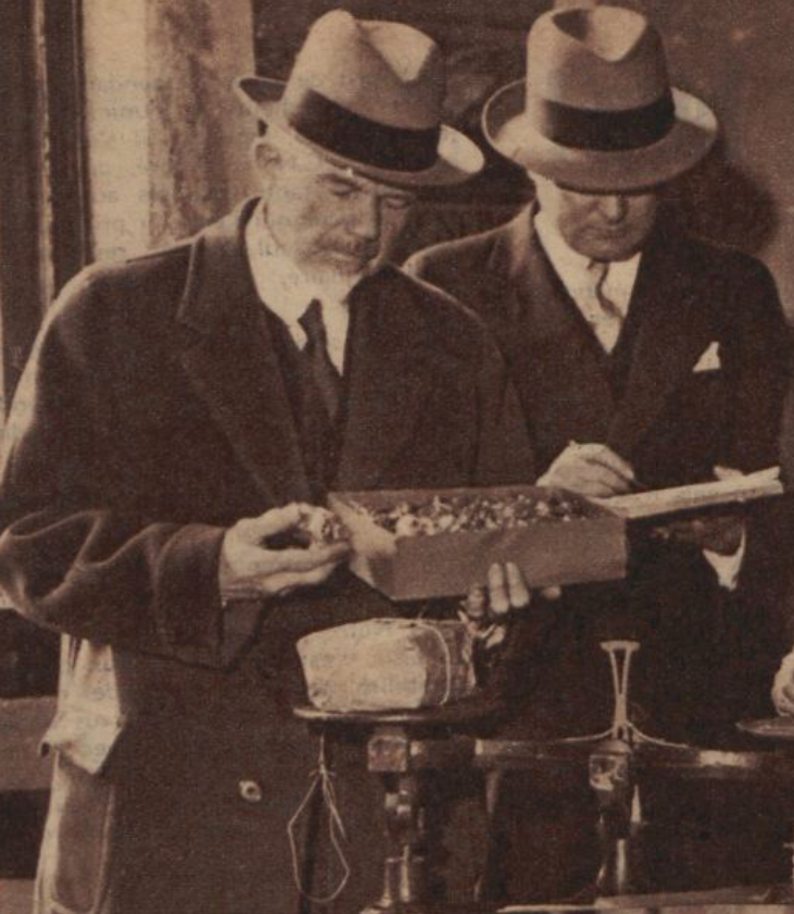Policiers américains examinant un chargement de stupéfiants, Regards, 1934 - source : RetroNews-BnF
