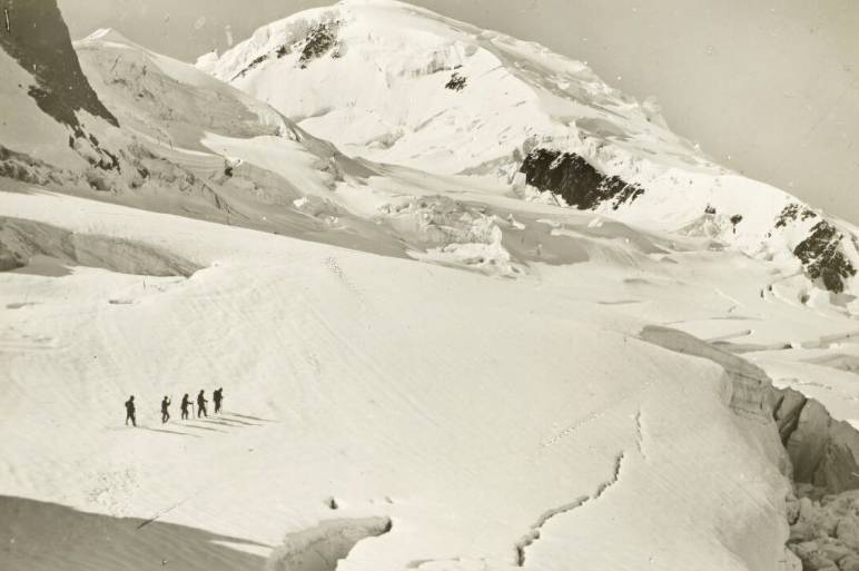 Passage difficile d'une cordée dans le Mont Blanc, photographie d'Eugène Trutat (1840-1910) - source : Gallica-BnF