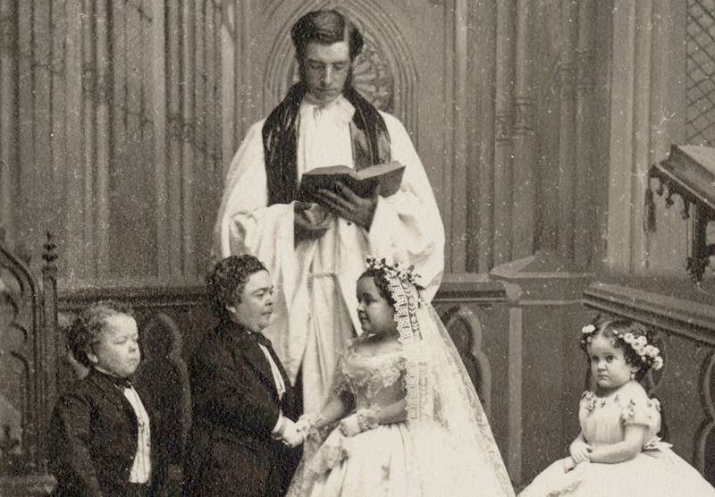 Le mariage de Charles Sherwood Stratton et Lavinia Warren en présence de leurs témoins, photographie de Mathew Brady, 1863 - source : WikiCommons