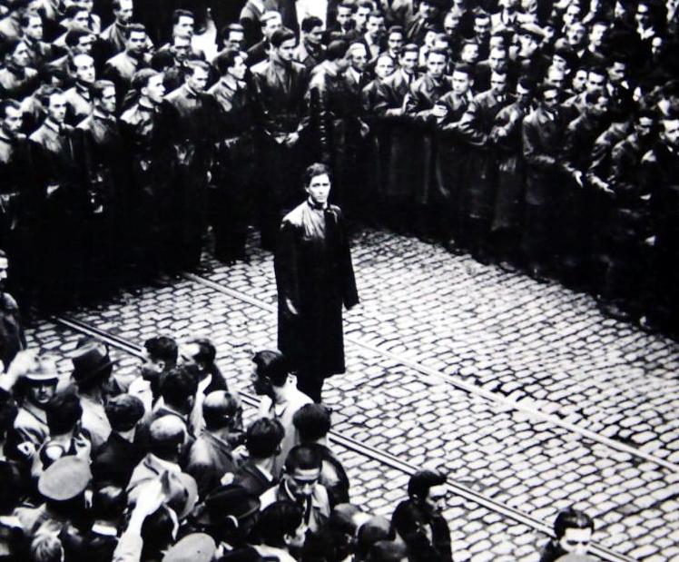 Corneliu Zelea Codreanu entouré de Légionnaires, à Bucarest, 1937 - source : WikiCommons