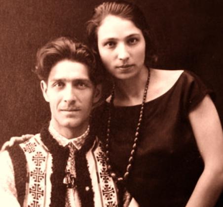 Codreanu, en tenue traditionnelle roumaine, avec sa femme Elena, 1925 - source : WikiCommons