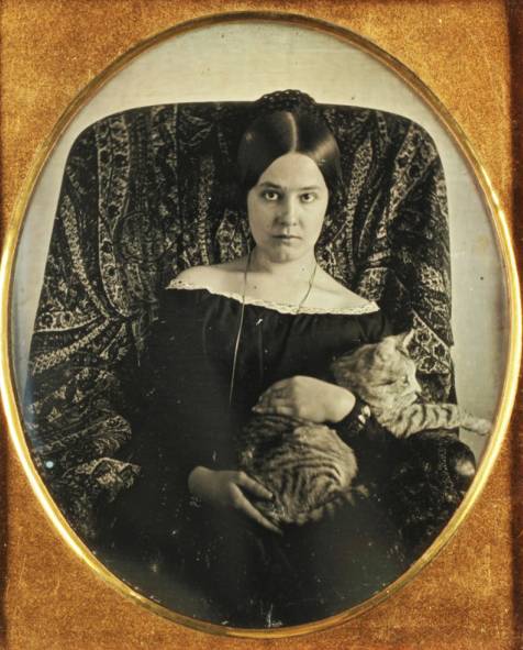 Femme tenant un chat, daguerréotype, 1850-1855 - source : WikiCommons