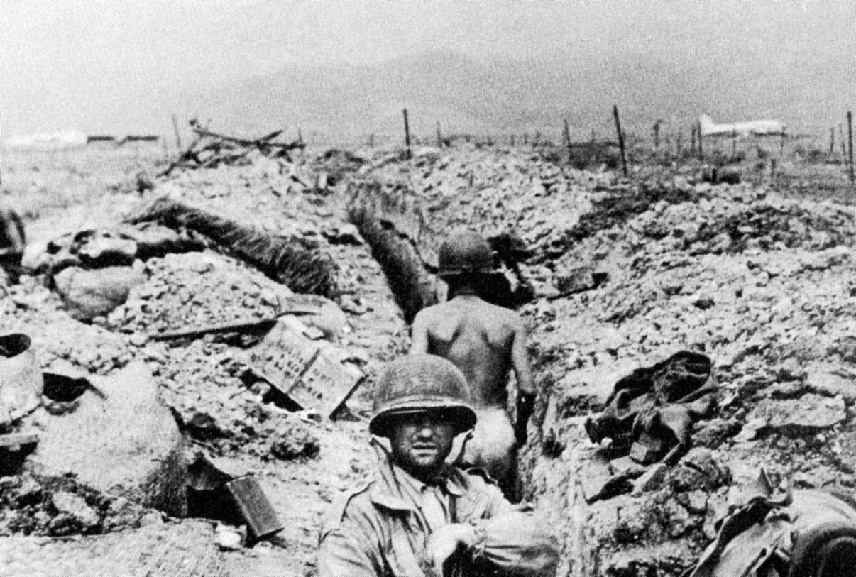 Troupes françaises dans les tranchées d’Indochine, photo extraite de Vietnam: A History, de Stanmley Karnow, 1983 – source : WikiCommons 