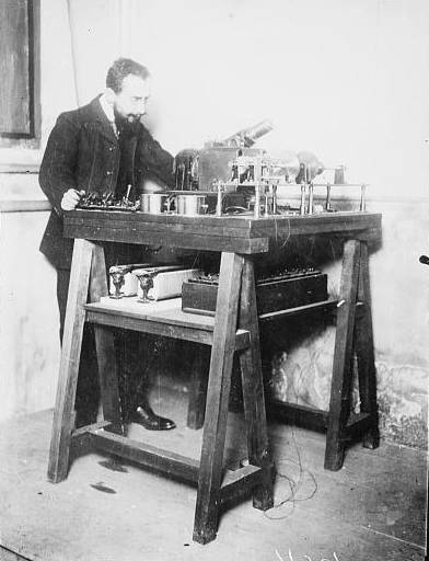 L'ingénieur français Édouard Belin dans son laboratoire,1920 - source : Library of Congress