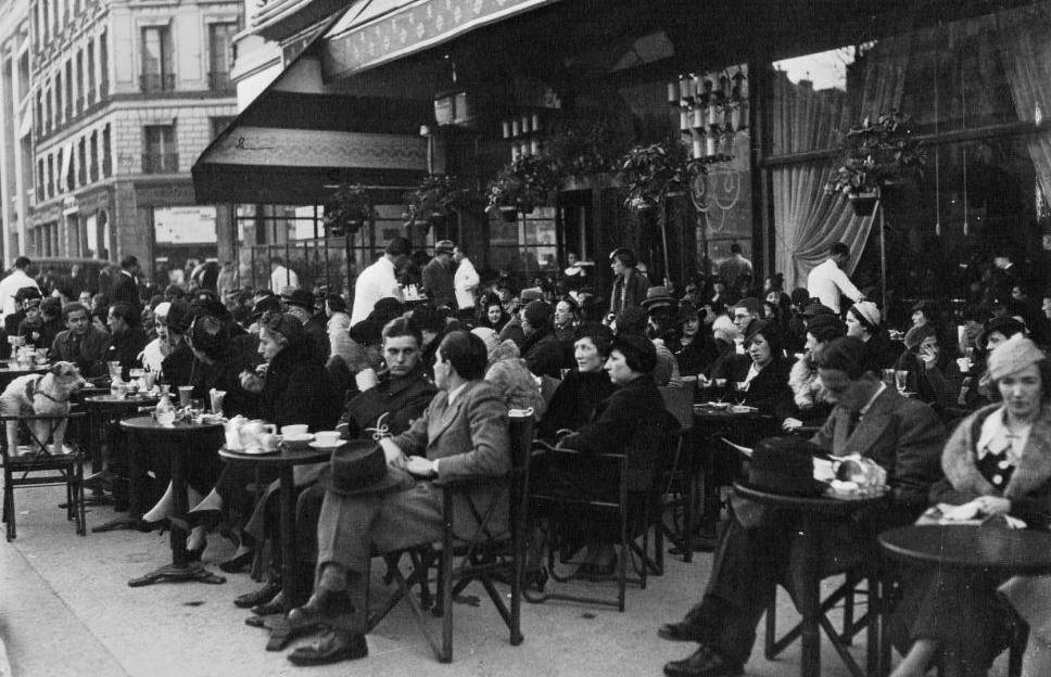 Une terrasse de café : avenue des Champs-Elysées, Agence Meurisse,1935 - source : Gallica-BnF