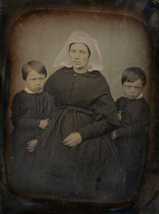 Femme bretonne entourée de ses deux garçons, photo d'André-Adolphe-Eugène Disdéri, 1850 - source : Gallica-BnF
