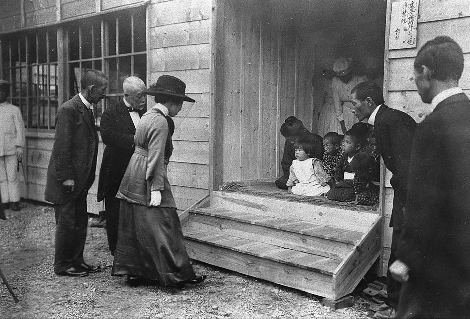 L'impératrice du Japon rend visite aux victimes réfugiées du tremblement de terre, 1923 - source : WikiCommons