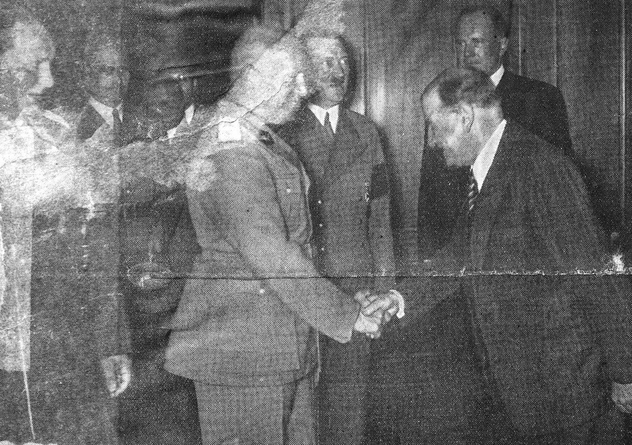 « M. Daladier vient d'arriver à la maison du Führer et quelques secondes plus tard, il rencontre M. Mussolini auquel il serre la main. Aux côtés des deus Premiers français et l'italien, on voit le chancelier Adolf Hitler. », Paris-soir - source : BnF
