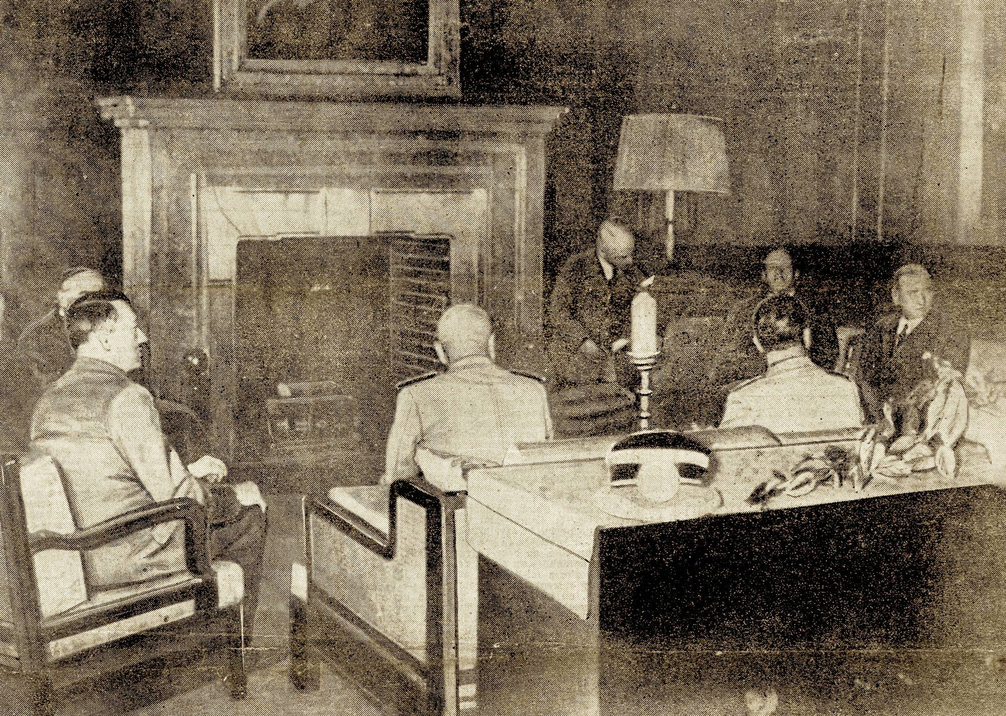 « De gauche à droite MM. Chamberlain (à moitié caché par le Führer), Hitler, Mussolini, Ciano, Daladier, von Ribbentrop et Schmidt (interprète) », Le Journal, 30 septembre 1938 - source : Gallica-BnF