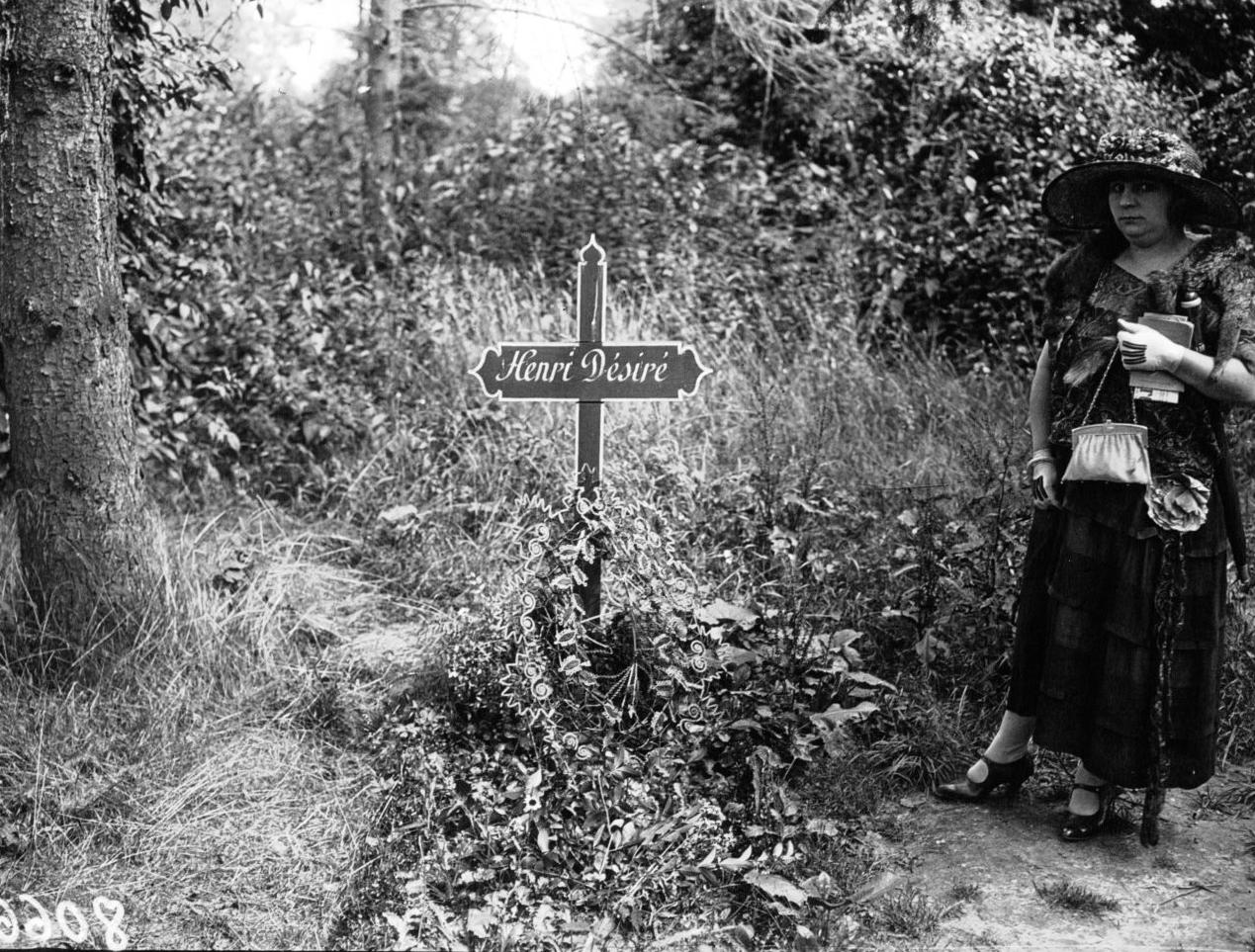 La tombe de Landru au cimetière de Versailles, 1923 - source : Gallica-BnF
