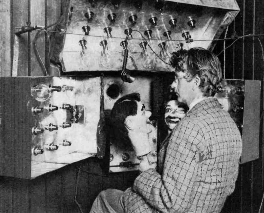 L'ingénieur écossais John Baird avec ses deux marionnettes, James et Stooky Bill, devant son système de télévision, 1926 - source : WikiCommons