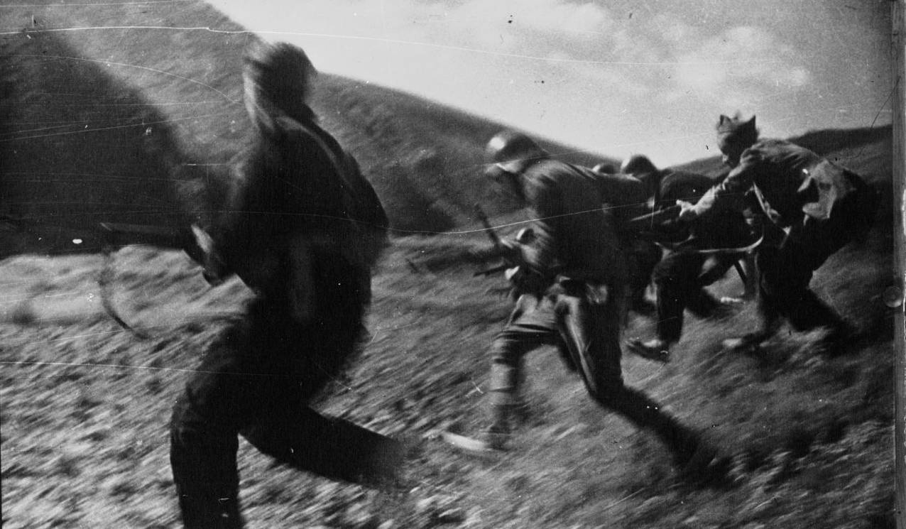 La guerre civile en Espagne : départ d'une attaque des miliciens, Agence Meurisse, 1937 – source : Gallica-BnF
