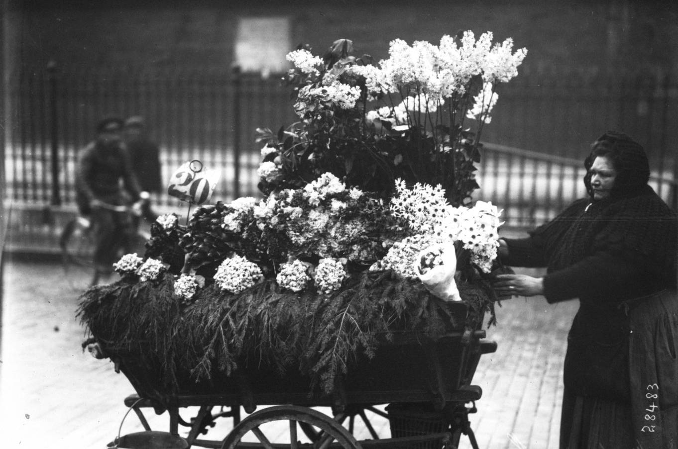 Marchande de fleurs parisienne, Agence Rol, 1913 – source : Gallica-BnF