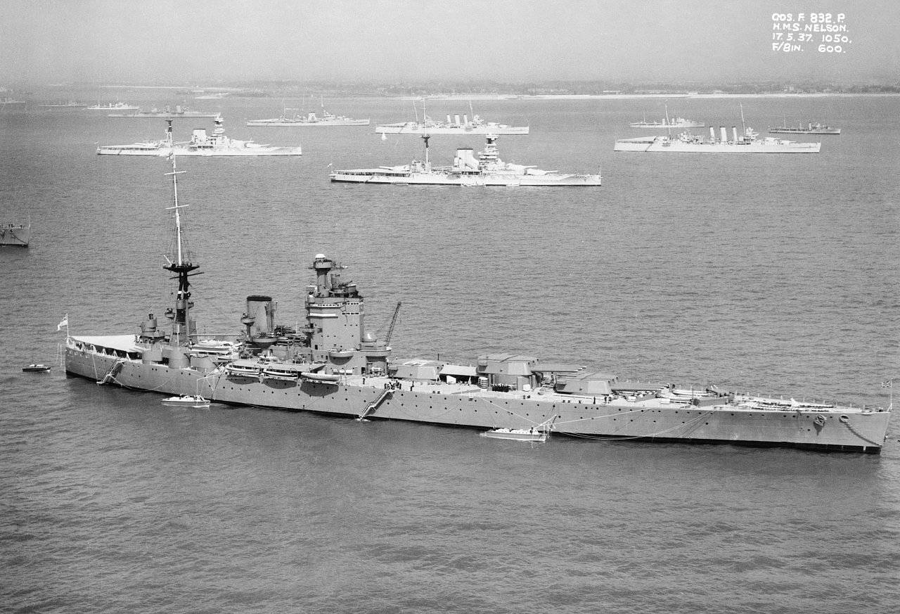 Le HMS Nelson en baie de Spithead, Royaume-Uni, 1937 – source : Imperial War Museum Collection-WikiCommons