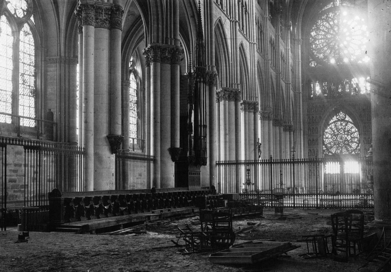  Reims : intérieur de la cathédrale après le bombardement, Agence Meurisse, 1914 - source : Gallica-BnF