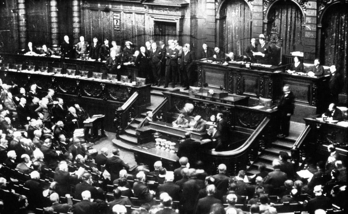 Séance d'ouverture du Reichstag : discours de M. Goering, photo de Robert Sennecke, 1932 - source : Gallica-BnF