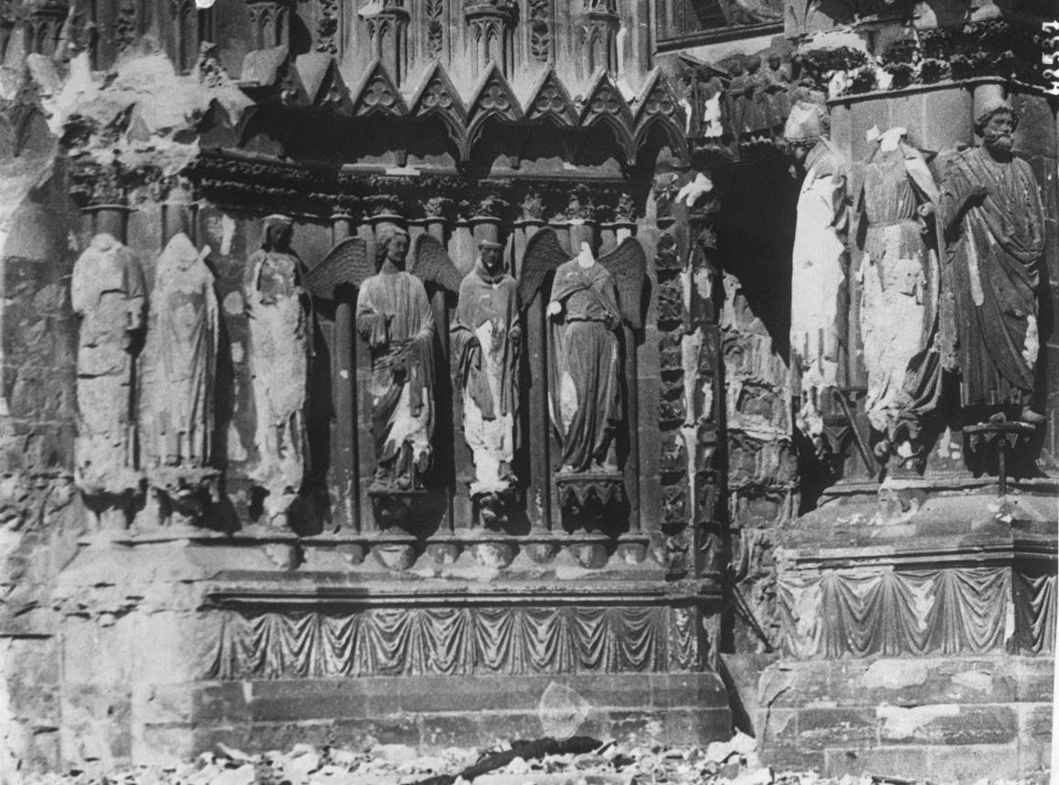 Statues de la cathédrale de Reims après le bombardement, Agence Rol, 1914 - source : Gallica-BnF