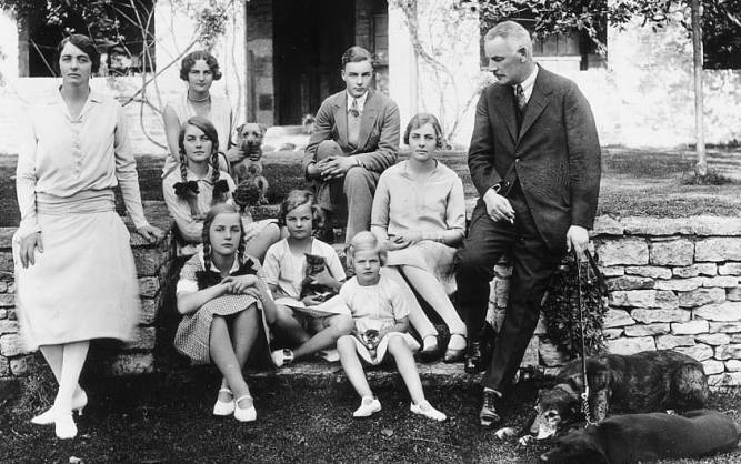 L'aristocratique et sulfureuse famille Mitford dans le jardin familial, 1928 - source : WikiCommons