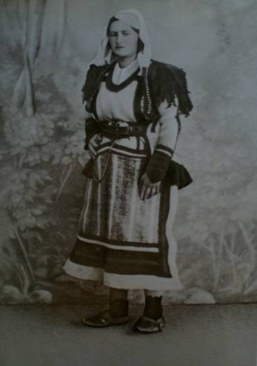 Photographie de Tringë Smajli, combattante albanaise - source : WikiCommons