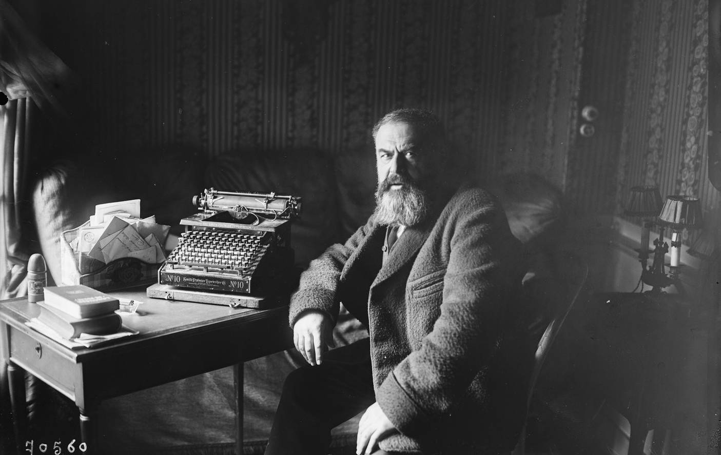 Le dramaturge Tristan Bernard à son bureau, Agence Rol, 1921 - source : Gallica-BnF